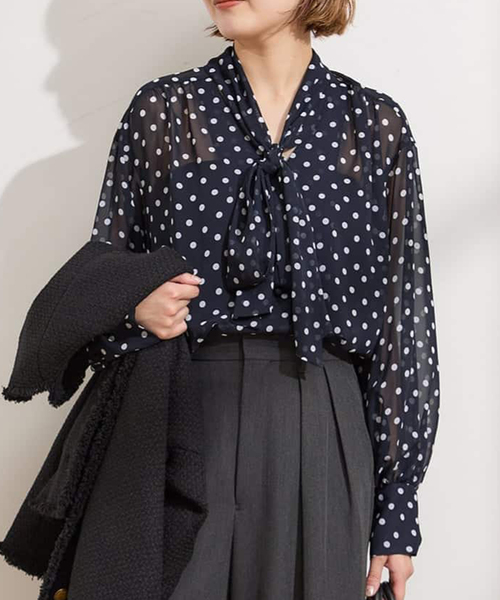 journal standard L'essage（ジャーナルスタンダードレサージュ）の「シフォン無地/ドット ボウタイブラウス（シャツ/ブラウス・レディース・ブラウン系その他/ネイビー・FREE）」の2枚目の写真