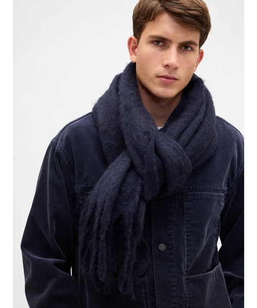 GAP(ギャップ)の「ブラッシュド フリンジ マフラー(マフラー・レディース・ネイビー/イエロー/レッド/グリーン/ピンク/アイボリー/マルチ/ブルー・ONE SIZE)」の4枚目の写真