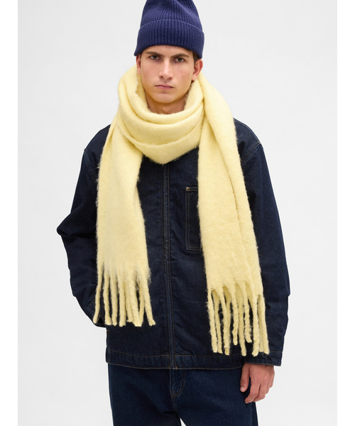 GAP(ギャップ)の「ブラッシュド フリンジ マフラー(マフラー・レディース・ネイビー/イエロー/レッド/グリーン/ピンク/アイボリー/マルチ/ブルー・ONE SIZE)」の6枚目の写真