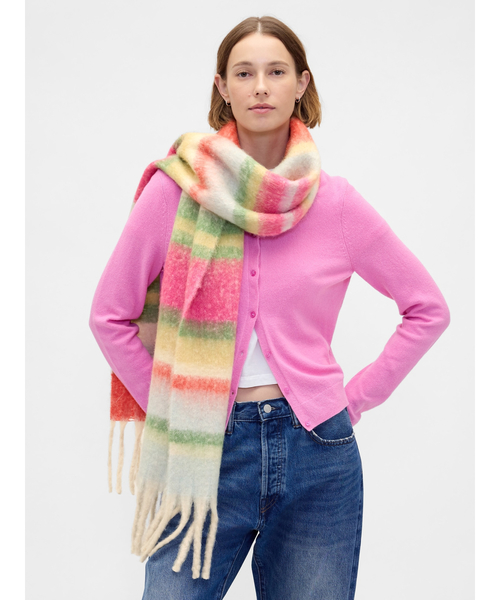 GAP(ギャップ)の「ブラッシュド フリンジ マフラー(マフラー・レディース・ネイビー/イエロー/レッド/グリーン/ピンク/アイボリー/マルチ/ブルー・ONE SIZE)」の1枚目の写真