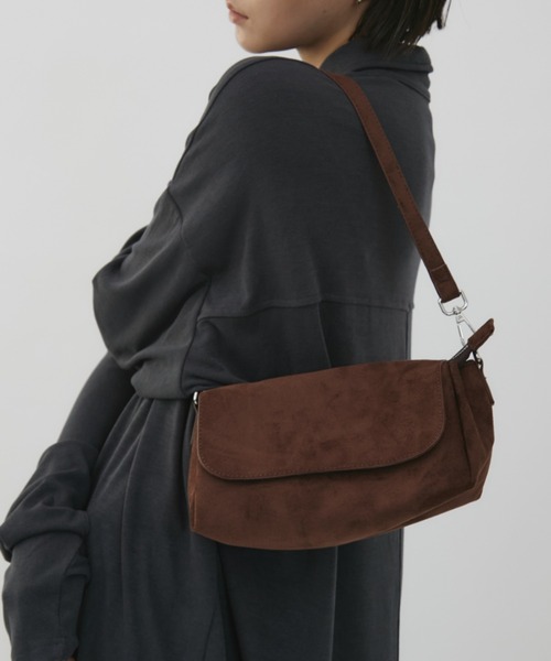 VION（ヴィオン）の「Minimal Flap Shoulder Bag /ミニマルフラップショルダーバッグ（ショルダーバッグ・レディース・ブラック/ブラウン・FREE）」の2枚目の写真