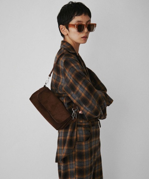 VION（ヴィオン）の「Minimal Flap Shoulder Bag /ミニマルフラップショルダーバッグ（ショルダーバッグ・レディース・ブラック/ブラウン・FREE）」の10枚目の写真