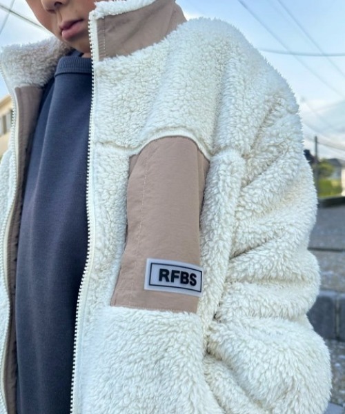 Right-on(ライトオン)の「【先行販売】【Refurbish】スタンドジップボアアウター (スタンドネック/スタンドジップ/ボア/軽やか/保温性/フロントポケット/ランドセル/キッズ/カジュアル)(その他アウター・キッズ・オフホワイト/ブラック・140/150/160/130)」の4枚目の写真