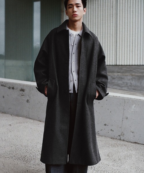 WYM LIDNM（ウィム バイ リドム）の「WOOLY HERRINGBONE BALMACAAN COAT（ステンカラーコート・メンズ・チャコール/ブラック/アッシュブラウン・S/M/L）」の2枚目の写真