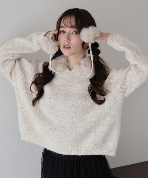 BLUEEAST(ブルーイースト)の「ポンポン付きファーフードニット(パーカー・レディース・ブラウン/ベージュ/グレー・MEDIUM)」の3枚目の写真