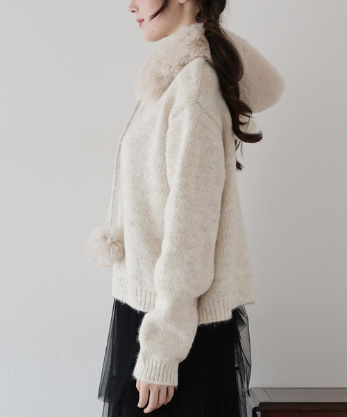 BLUEEAST(ブルーイースト)の「ポンポン付きファーフードニット(パーカー・レディース・ブラウン/ベージュ/グレー・MEDIUM)」の14枚目の写真