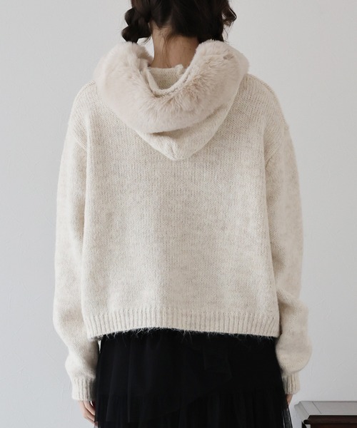 BLUEEAST(ブルーイースト)の「ポンポン付きファーフードニット(パーカー・レディース・ブラウン/ベージュ/グレー・MEDIUM)」の13枚目の写真