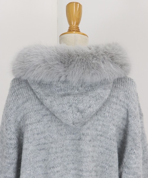 BLUEEAST(ブルーイースト)の「ポンポン付きファーフードニット(パーカー・レディース・ブラウン/ベージュ/グレー・MEDIUM)」の8枚目の写真