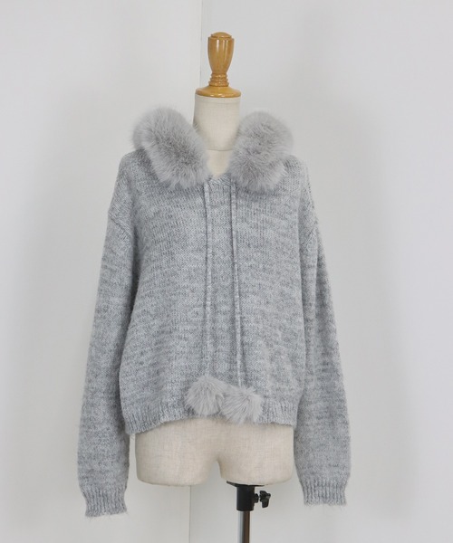 BLUEEAST(ブルーイースト)の「ポンポン付きファーフードニット(パーカー・レディース・ブラウン/ベージュ/グレー・MEDIUM)」の11枚目の写真