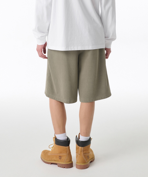 MUSINSA STANDARD（ムシンサスタンダード）の「ピグメントワンタックバミューダスウェットパンツ [カーキ]（その他パンツ・メンズ・その他・SMALL/MEDIUM/LARGE/X-LARGE/XX-LARGE/XXX-LARGE）」の2枚目の写真