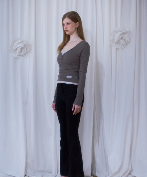 ROSEFRANTZ（ロゼフランツ）の「V-neck Button Long Sleeve [Brown]（Tシャツ/カットソー・レディース・ブラウン・OS）」の2枚目の写真