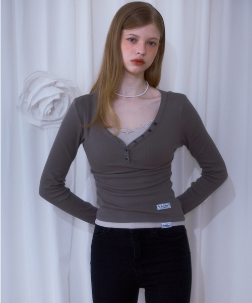 ROSEFRANTZ（ロゼフランツ）の「V-neck Button Long Sleeve [Brown]（Tシャツ/カットソー・レディース・ブラウン・OS）」の4枚目の写真