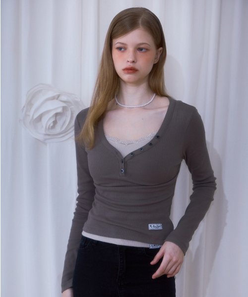 ROSEFRANTZ（ロゼフランツ）の「V-neck Button Long Sleeve [Brown]（Tシャツ/カットソー・レディース・ブラウン・OS）」の5枚目の写真
