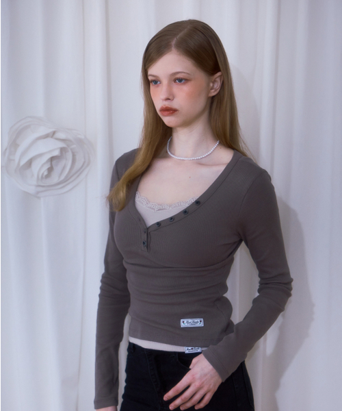 ROSEFRANTZ（ロゼフランツ）の「V-neck Button Long Sleeve [Brown]（Tシャツ/カットソー・レディース・ブラウン・OS）」の6枚目の写真