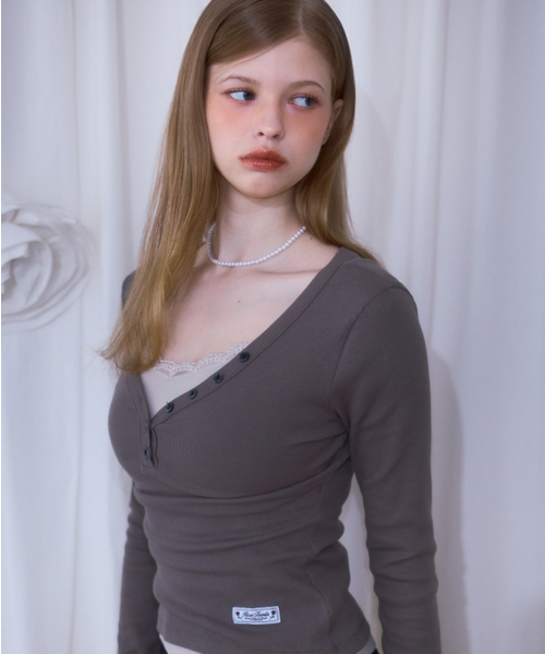 ROSEFRANTZ（ロゼフランツ）の「V-neck Button Long Sleeve [Brown]（Tシャツ/カットソー・レディース・ブラウン・OS）」の7枚目の写真