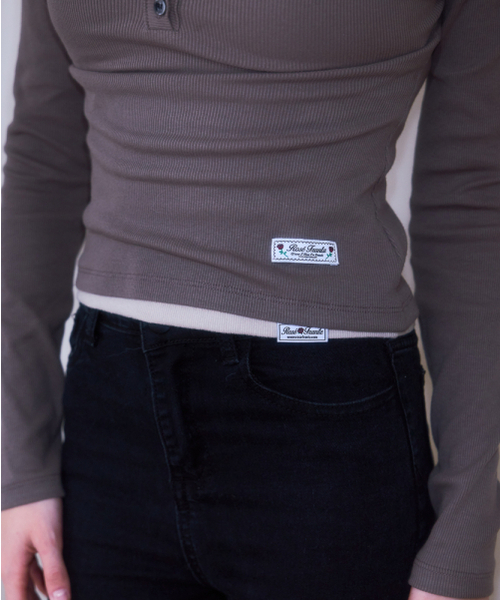 ROSEFRANTZ（ロゼフランツ）の「V-neck Button Long Sleeve [Brown]（Tシャツ/カットソー・レディース・ブラウン・OS）」の8枚目の写真