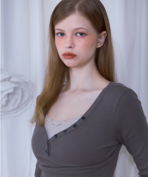 ROSEFRANTZ（ロゼフランツ）の「V-neck Button Long Sleeve [Brown]（Tシャツ/カットソー・レディース・ブラウン・OS）」の9枚目の写真