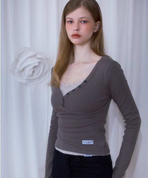 ROSEFRANTZ（ロゼフランツ）の「V-neck Button Long Sleeve [Brown]（Tシャツ/カットソー・レディース・ブラウン・OS）」の10枚目の写真