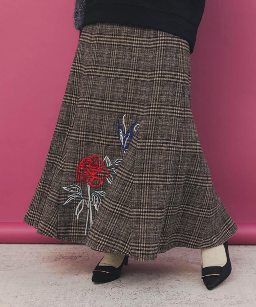 iS ScoLar(イズスカラー)の「553259:バラ×蝶刺繍起毛 チェックマーメイドスカート(スカート・レディース・チャコールグレー/ベージュ・M)」の4枚目の写真