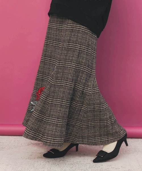 iS ScoLar(イズスカラー)の「553259:バラ×蝶刺繍起毛 チェックマーメイドスカート(スカート・レディース・チャコールグレー/ベージュ・M)」の5枚目の写真