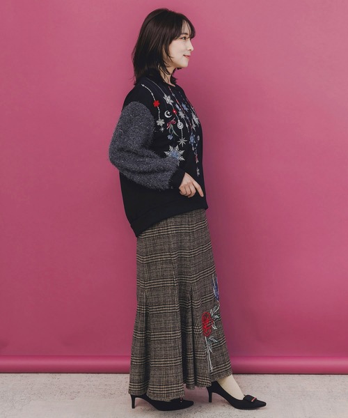 iS ScoLar(イズスカラー)の「553259:バラ×蝶刺繍起毛 チェックマーメイドスカート(スカート・レディース・チャコールグレー/ベージュ・M)」の7枚目の写真