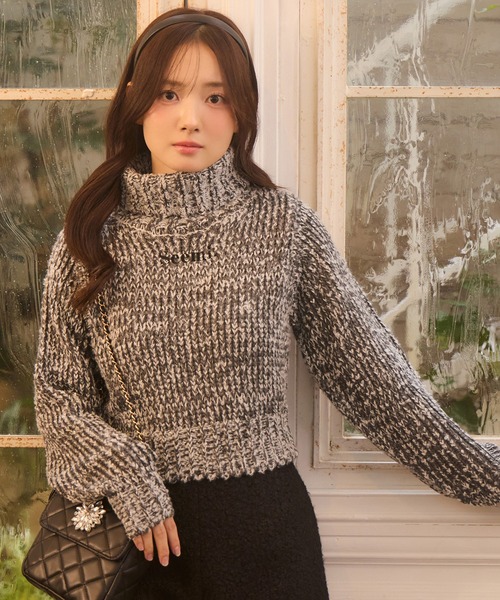 Seemi. byNICECLAUP（ シーミーバイナイスクラップ）の「【Seemi.】ハイネックロゴニット（ニット/セーター・レディース・ベージュ/オフホワイト/グレー・FREE）」の3枚目の写真