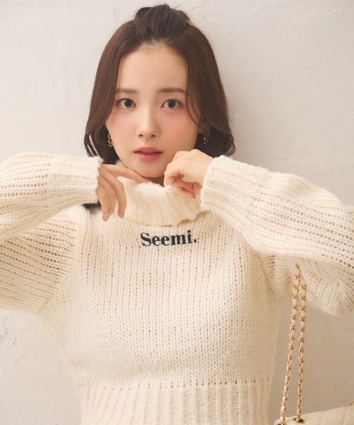 Seemi. byNICECLAUP（ シーミーバイナイスクラップ）の「【Seemi.】ハイネックロゴニット（ニット/セーター・レディース・ベージュ/オフホワイト/グレー・FREE）」の2枚目の写真