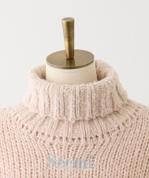 Seemi. byNICECLAUP（ シーミーバイナイスクラップ）の「【Seemi.】ハイネックロゴニット（ニット/セーター・レディース・ベージュ/オフホワイト/グレー・FREE）」の7枚目の写真