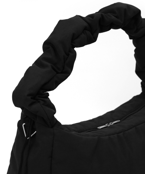 UNDERCONTROL STUDIO(アンダーコントロールスタジオ)の「ストラップ調整可能ダウンショルダーバッグ CLOUD CROSS BODY BAG / BIG / コンバートストラップ / BK(メッセンジャーバッグ・レディース・その他・FREE)」の11枚目の写真