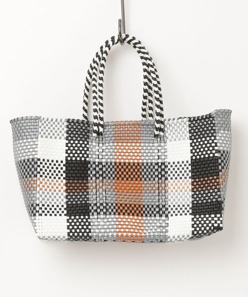 MASSIVE STORE(マッシブストア)の「【Moon Bird/ムーンバード】手編みのメルカドバッグ(横長M)幾何学・DIAMOND・CHECK・ BORDER ・STRIPE・MOTIF(かごバッグ・メンズ・ネイビー/ブラック系その他/ブラック・FREE)」の1枚目の写真