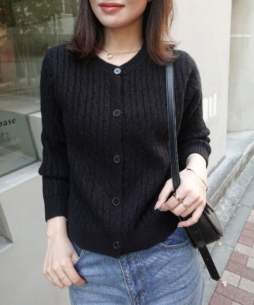CORNERS（コーナーズ）の「ケーブルニットカーディガン（カーディガン/ボレロ・レディース・ブラック/グレー/レッド/ホワイト・FREE）」の2枚目の写真