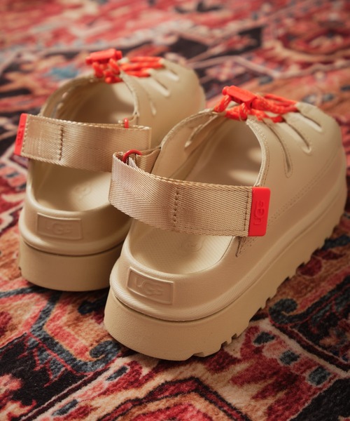 UGG(アグ)の「UGG W GOLDENGLOW TOGGLE / アグ ゴールデングロウ トグル(サンダル・レディース・ベージュ・25.0cm/24.0cm/23.0cm/26.0cm/22.0cm)」の2枚目の写真