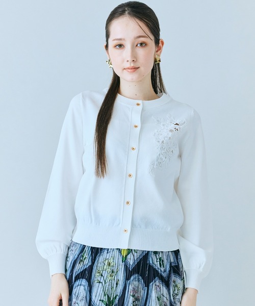 Audie a Muses(オーディアミューズ)の「フラワーレースはめ込みニットカーディガン(カーディガン/ボレロ・レディース・ブラック/ピンク/オフホワイト・38/42)」の2枚目の写真