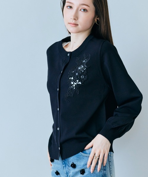 Audie a Muses(オーディアミューズ)の「フラワーレースはめ込みニットカーディガン(カーディガン/ボレロ・レディース・ブラック/ピンク/オフホワイト・38/42)」の16枚目の写真