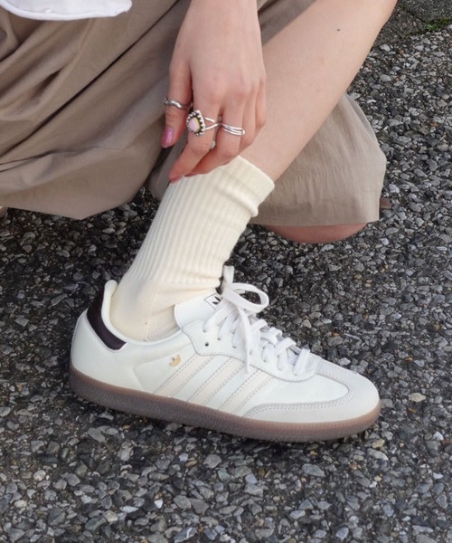 adidas（アディダス）の「【ZOZO限定】サンバ OG / Samba OG / アディダスオリジナルス adidas Originals スニーカー（スニーカー・レディース・ホワイト/ホワイト×ブルー・22.0cm/24.0cm/29.5cm/23.5cm/23.0cm/22.5cm/29.0cm/28.5cm/28.0cm/27.5cm/27.0cm/26.5cm/26.0cm/25.5cm/25.0cm/24.5cm）」の2枚目の写真