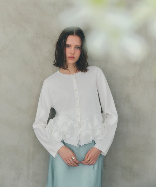 YECCA VECCA（イェッカヴェッカ）の「パール釦ラッフルカーディガン（カーディガン/ボレロ・レディース・オフホワイト/ブラック/グレイッシュベージュ・FREE）」の2枚目の写真