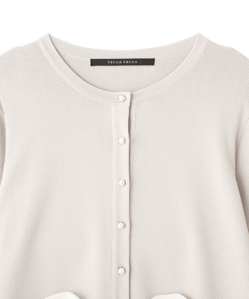 YECCA VECCA（イェッカヴェッカ）の「パール釦ラッフルカーディガン（カーディガン/ボレロ・レディース・オフホワイト/ブラック/グレイッシュベージュ・FREE）」の17枚目の写真