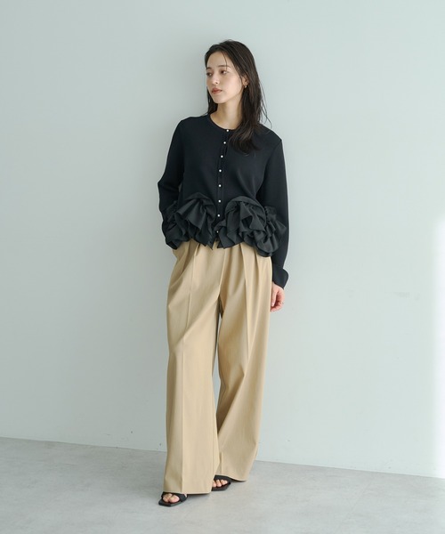 YECCA VECCA（イェッカヴェッカ）の「パール釦ラッフルカーディガン（カーディガン/ボレロ・レディース・オフホワイト/ブラック/グレイッシュベージュ・FREE）」の10枚目の写真