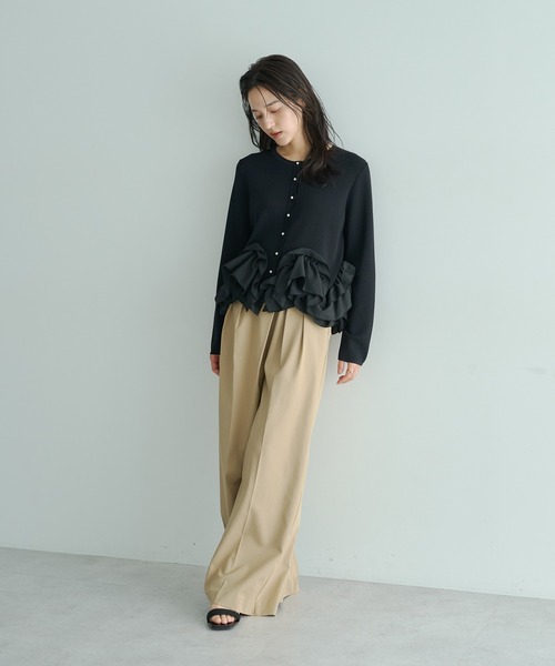 YECCA VECCA（イェッカヴェッカ）の「パール釦ラッフルカーディガン（カーディガン/ボレロ・レディース・オフホワイト/ブラック/グレイッシュベージュ・FREE）」の11枚目の写真