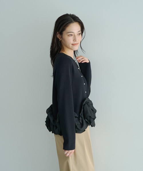 YECCA VECCA（イェッカヴェッカ）の「パール釦ラッフルカーディガン（カーディガン/ボレロ・レディース・オフホワイト/ブラック/グレイッシュベージュ・FREE）」の4枚目の写真