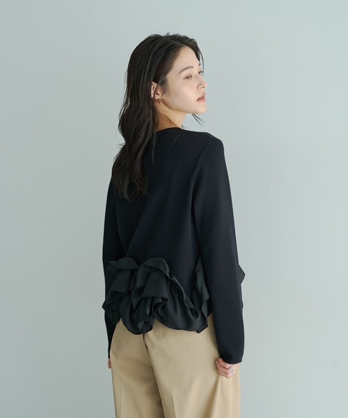 YECCA VECCA（イェッカヴェッカ）の「パール釦ラッフルカーディガン（カーディガン/ボレロ・レディース・オフホワイト/ブラック/グレイッシュベージュ・FREE）」の5枚目の写真