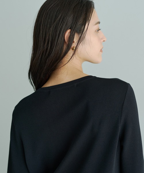 YECCA VECCA（イェッカヴェッカ）の「パール釦ラッフルカーディガン（カーディガン/ボレロ・レディース・オフホワイト/ブラック/グレイッシュベージュ・FREE）」の6枚目の写真