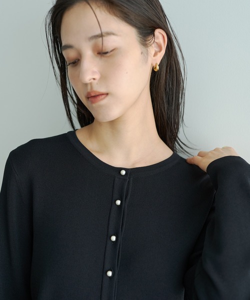 YECCA VECCA（イェッカヴェッカ）の「パール釦ラッフルカーディガン（カーディガン/ボレロ・レディース・オフホワイト/ブラック/グレイッシュベージュ・FREE）」の7枚目の写真