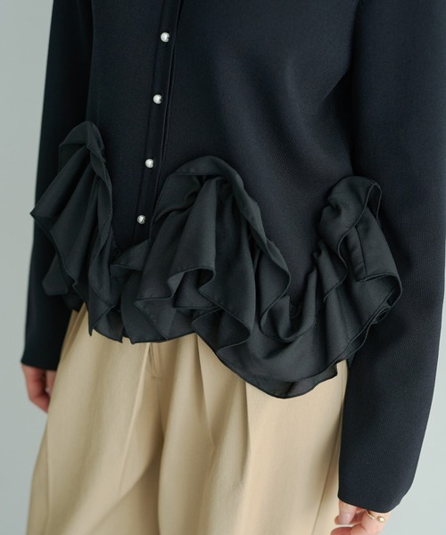 YECCA VECCA（イェッカヴェッカ）の「パール釦ラッフルカーディガン（カーディガン/ボレロ・レディース・オフホワイト/ブラック/グレイッシュベージュ・FREE）」の8枚目の写真