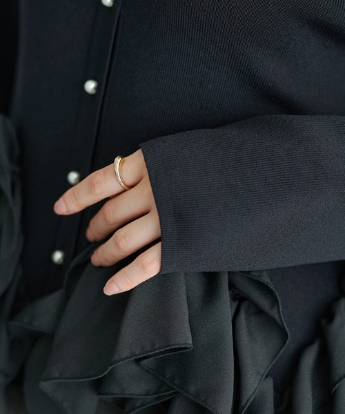 YECCA VECCA（イェッカヴェッカ）の「パール釦ラッフルカーディガン（カーディガン/ボレロ・レディース・オフホワイト/ブラック/グレイッシュベージュ・FREE）」の9枚目の写真