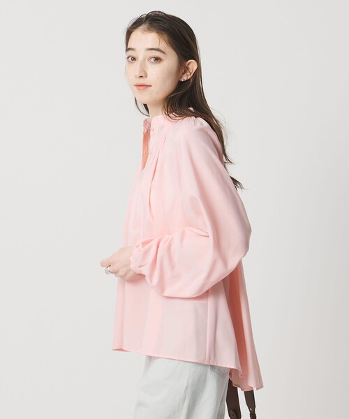 UNITED ARROWS(ユナイテッドアローズ)の「プリーツ ボリュームスリーブ ブラウス ‐ウォッシャブル‐(シャツ/ブラウス・レディース・ブラック/オフホワイト/ライトピンク・FREE)」の12枚目の写真