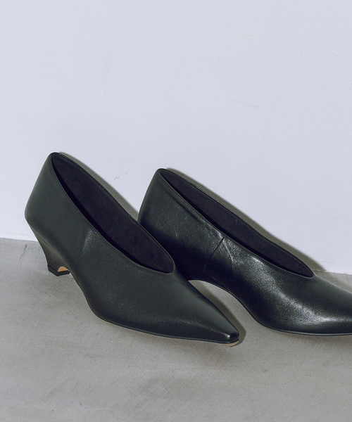 GRISE（グリーズ）の「《追加》GRISE5cmポインテッドレザーソフトウェッジパンプス（パンプス・レディース・ベージュ系その他/アイボリー/ブラック・25cm/24cm/23.5cm/22cm/23cm/22.5cm/24.5cm）」の6枚目の写真