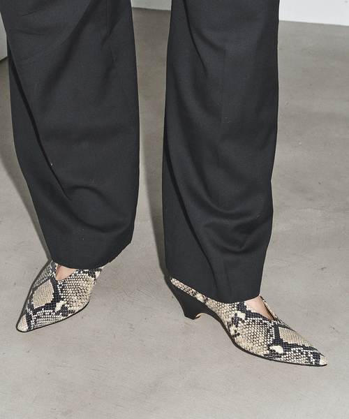 GRISE（グリーズ）の「《追加》GRISE5cmポインテッドレザーソフトウェッジパンプス（パンプス・レディース・ベージュ系その他/アイボリー/ブラック・25cm/24cm/23.5cm/22cm/23cm/22.5cm/24.5cm）」の12枚目の写真