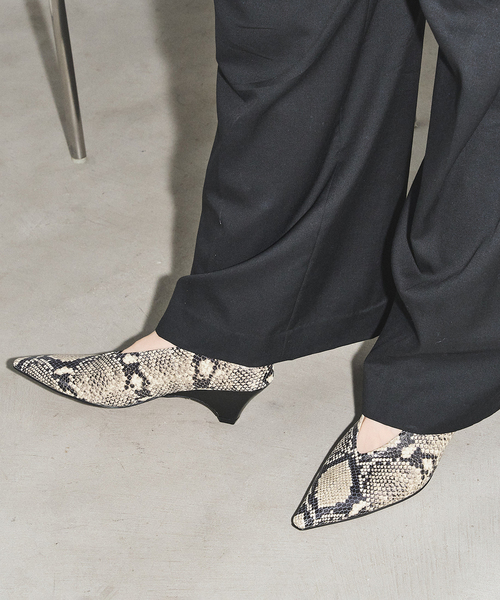 GRISE（グリーズ）の「《追加》GRISE5cmポインテッドレザーソフトウェッジパンプス（パンプス・レディース・ベージュ系その他/アイボリー/ブラック・25cm/24cm/23.5cm/22cm/23cm/22.5cm/24.5cm）」の13枚目の写真