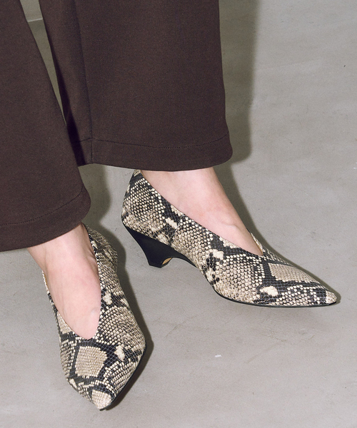 GRISE（グリーズ）の「《追加》GRISE5cmポインテッドレザーソフトウェッジパンプス（パンプス・レディース・ベージュ系その他/アイボリー/ブラック・25cm/24cm/23.5cm/22cm/23cm/22.5cm/24.5cm）」の14枚目の写真